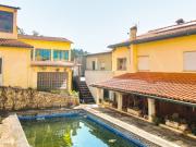Moradia com Piscina e Caf a funcionar