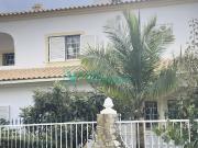 Moradia com Piscina e garagem