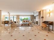 Moradia com piscina e garagem em Alvalade