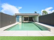 Moradia com Piscina em 1ª linha de Praia