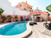 Moradia com Piscina em Caxias – Viva com Espaço, Luz e...