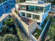 MORADIA COM PISCINA INTERIOR COM VISTA PARA A CIDADE E O RIO