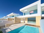 Moradia com piscina, jardim e garagem em...