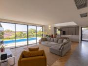 Moradia Com Piscina Privada e Arquitetura Contemporânea