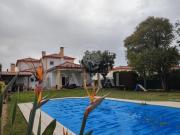 Moradia com piscina privativa em condomínio fechado