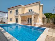 Moradia com piscina próxima de vários campos de golfe