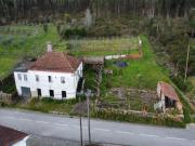 Moradia com terreno e anexos em Figueiró dos Vinhos