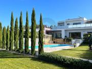 Moradia contemporânea com piscina e jardim generoso...