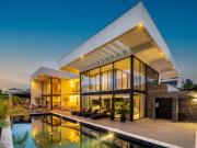 Moradia contemporânea de 4 quartos com piscina e vistas...
