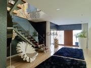 Moradia Contemporânea de Luxo com jardins tropicais e...