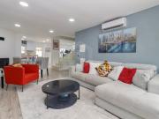 Moradia Contemporânea em Banda T3 com Piscina