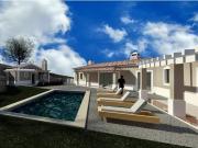 Moradia contemporânea em construção com piscina e...