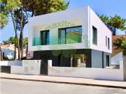 Moradia Contemporânea T4 com Piscina, Garagem e Jardim