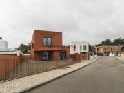 Moradia contemporânea T5 a estrear com Piscina e Jardim