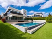 MORADIA CONTEMPORÂNEA TOTALMENTE NOVA T4 FRENTE GOLFE