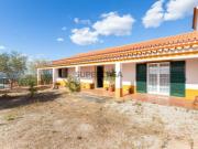 Moradia de 2 pisos, 8 assolhadas, 5 casas de banho...