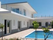 Moradia de 2 pisos com piscina