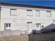 Moradia de 2 pisos e quatro quartos com quintal para...