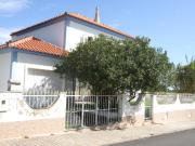 Moradia de 2 pisos, garagem e logradouro