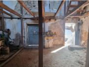 Moradia de 2 pisos para reconstrução total, com telhado novo