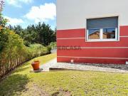 Moradia de 4 assoalhadas com 2 pisos, jardim e garagem