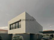 Moradia de 4 frentes com piscina na Aguda