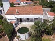 Moradia de 4 quartos e garagem, com terreno de 3720m2,...