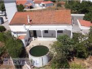 Moradia de 4 quartos e garagem, com terreno de 3720m2,...