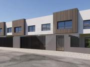 Moradia de Arquitetura Moderna e Acabamentos de...