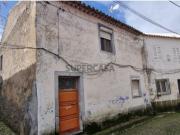 Moradia de dois pisos com 3 quartos, quintal e terraço,...