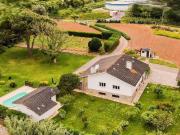 Moradia de dois pisos em Almoçageme em amplo lote com...