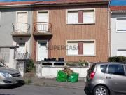 Moradia de dois pisos muito bem localizada