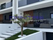 Moradia de gaveto T4, próxima ao Leclerc