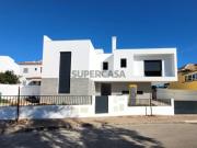 Nova Moradia de Luxo com Piscina e Terraço Panorâmico em...