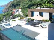 Moradia de Luxo com Vista Atlântica e Piscina Infinita
