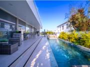 Moradia de Luxo Contemporânea com Vista Mar e Piscina em...