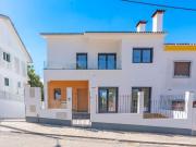 Moradia de Luxo T4+3 Renovada na Amora com Piscina