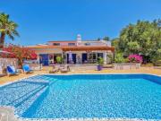 Moradia de quatro quartos com piscina, garagem e vistas...