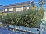 Moradia de r/c, 1º andar, adega, anexos, garagens e terreno Moradia de r/c, 1º andar, adega, anexos, garagens e terreno