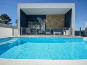 Moradia de tipologia T3+1, com duas frentes, localizada...