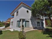 Moradia de tipologiaT5 com áreas generosas, amplo jardim...