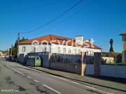 Moradia Diferenciada com Jardim e Poo, situada na Azoia