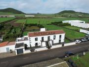 Moradia dividida em 2 apartamentos inserida em terreno...