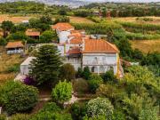 Moradia dois pisos inserida num lote de 1053m² com Vista...