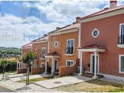 Moradia em banda com piscina e jardim privado no...