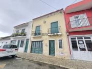 Moradia em Banda Rés do Chão, 1.º Andar e Sótão Centro...