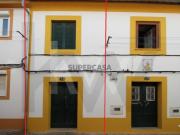 Moradia em banda, T2 com 2 pisos para remodelar na zona...