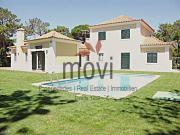 Moradia em condomínio com piscina