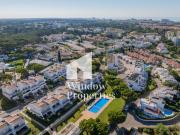 Moradia em Condomínio Fechado com Piscina em Vilamoura