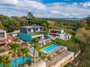 Moradia em condomínio privado com piscina e envolvida...